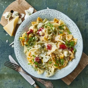 Pasta Alfredo med Farfalle Tricolore Pasta Alfredo med Farfalle Tricolore