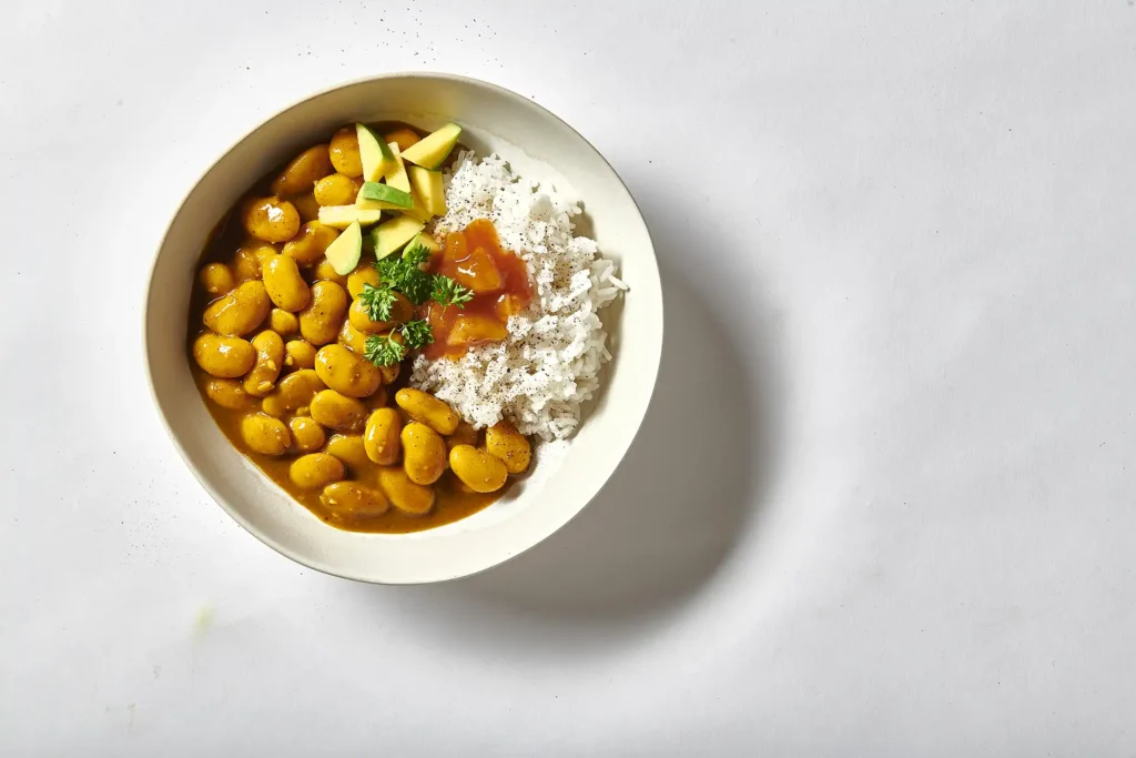 Bønner i karry med ris, mangochutney og avocado